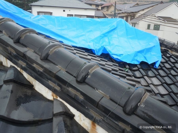 この梅雨の雨で、雨漏れがしたとお客様からSOS！職人と建材の都合で着工が先になるので、緊急でブルーシートをかけにいきました。